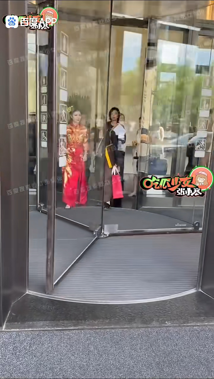 汪小菲和Mandy终现身，Mandy穿上传统新娘服出门。